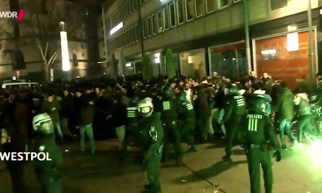 Βίντεο από τη νύχτα με τις μαζικές σεξουαλικές επιθέσεις που συγκλόνισε την Κολωνία