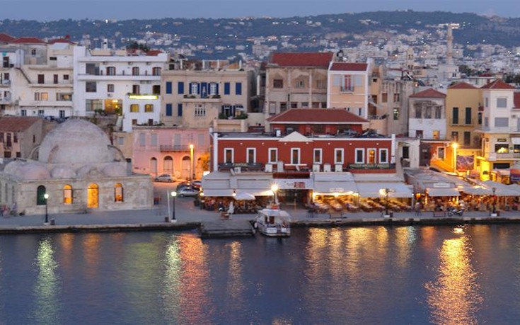 Τα Χανιά μειώνουν τα τραπεζοκαθίσματα στο Ενετικό Λιμάνι με απόφαση του ΣτΕ