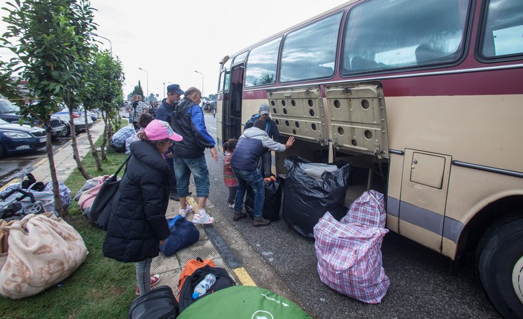 Αδειάζουν σταδιακά οι άτυποι καταυλισμοί μεταναστών στους Ευζώνους