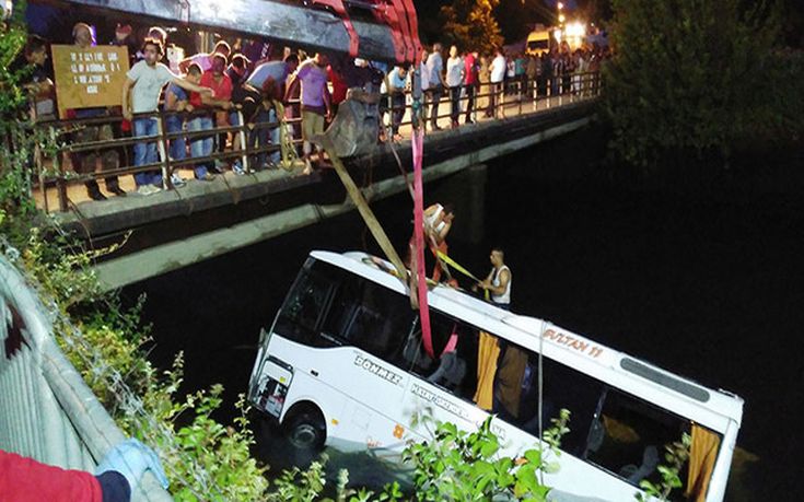 «Βουτιά» τουριστικού λεωφορείου σε αρδευτικό κανάλι στην Τουρκία