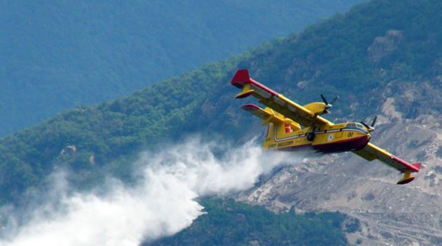 Έπεσε καναντέρ στη μεγάλη φωτιά στα Δερβενοχώρια