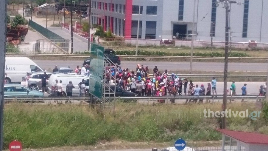 Πρόσφυγες απέκλεισαν την Εθνική Οδό Θεσσαλονίκης – Αθήνας στο ύψος της Σίνδου
