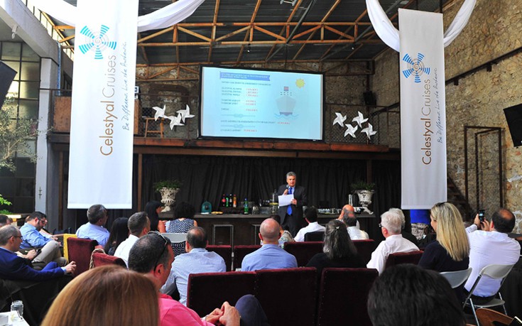 Ο καπ. Γ. Κουμπενάς, Αντιπρόεδρος Επιχειρήσεων απευθύνεται στους δημοσιογράφους κατά τη διάρκεια της Συνέντευξης Τύπου.