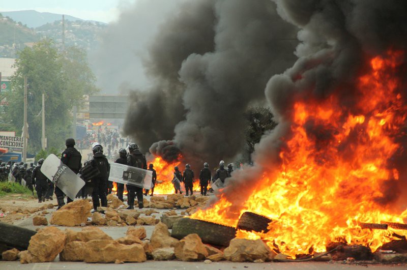 Έξι νεκροί σε συγκρούσεις μεταξύ αστυνομικών και εκπαιδευτικών στο Μεξικό