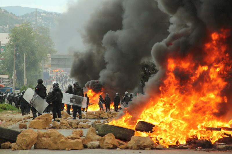 Έξι νεκροί σε συγκρούσεις μεταξύ αστυνομικών και εκπαιδευτικών στο Μεξικό