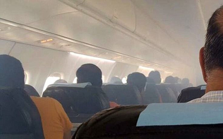 Τρόμος στον αέρα με καμπίνα αεροσκάφους να γεμίζει καπνούς
