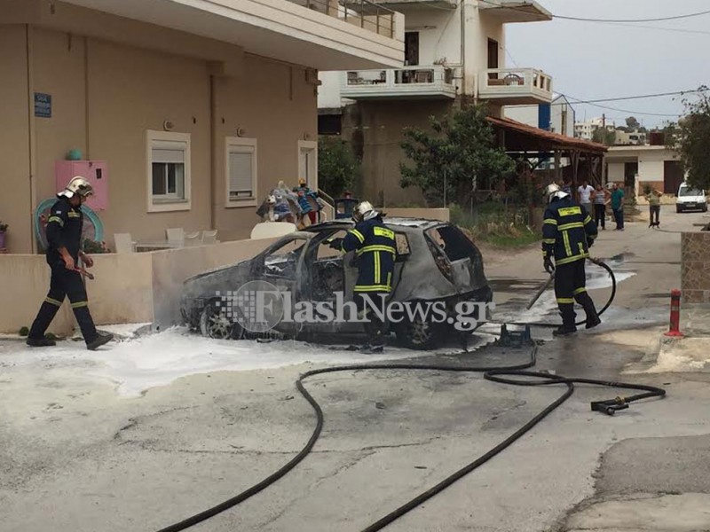 Αυτοκίνητο τυλίχτηκε στις φλόγες μετά από τροχαίο