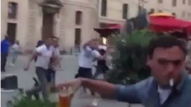 Δίπλα του έπεφτε ξύλο και αυτός έσωσε τη… μπύρα του