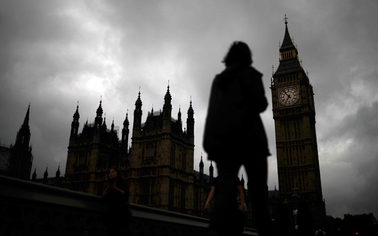Η Βρετανία βυθίζεται στην κρίση και ο χρόνος βαραίνει όλο και περισσότερο