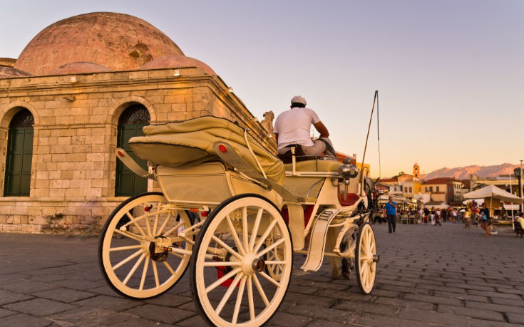 Οι χαρακτηριστικές άμαξες στο γραφικό Παλιό Λιμάνι των Χανίων Οι χαρακτηριστικές άμαξες στο γραφικό Παλιό Λιμάνι των Χανίων