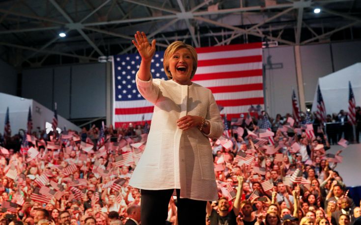 Κλίντον: «Ορόσημο» η εκλογή γυναίκας για τη διεκδίκηση της αμερικανικής προεδρίας