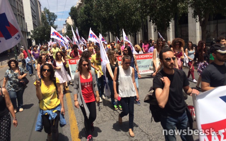 Στη Βουλή κατευθύνονται δάσκαλοι και εργαζόμενοι στους δήμους