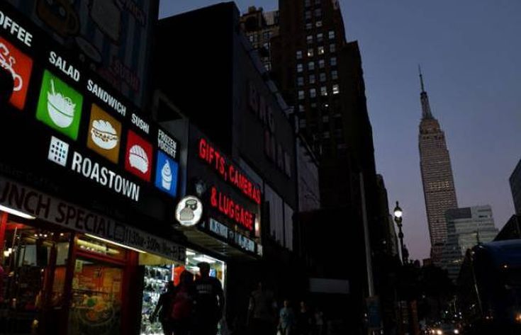 Το Empire State Building στο σκοτάδι για την επίθεση στην Τουρκία