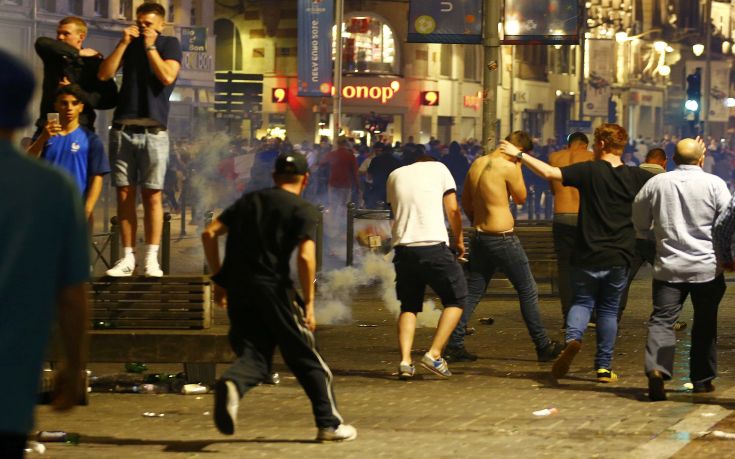 Ρώσοι χούλιγκαν κλωτσούν γυναίκα