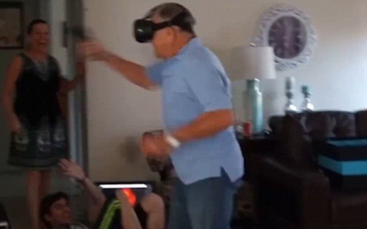 Παππούς παίζει παιχνίδι εικονικής πραγματικότητας και γίνεται viral