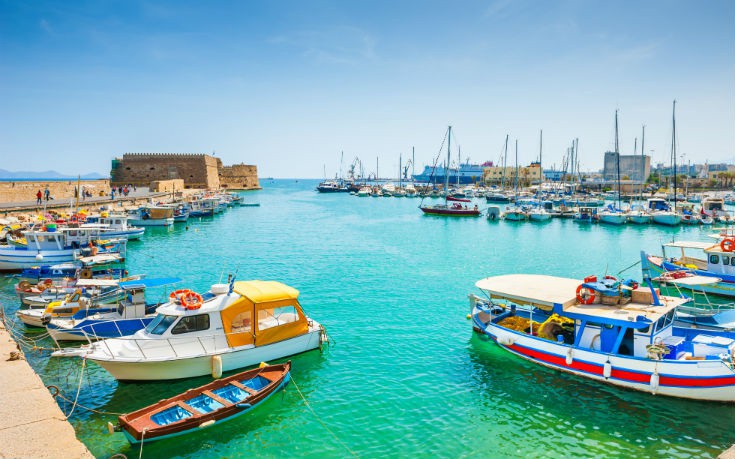 Το φρούριο Κούλες με το γραφικό λιμανάκι ακριβώς μπροστά του Το φρούριο Κούλες με το γραφικό λιμανάκι ακριβώς μπροστά του