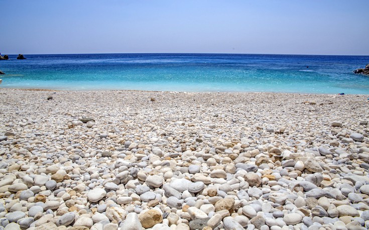 Παραλία με λευκά βότσαλα, Ικαρία