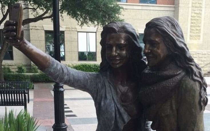 Άγαλμα που βγάζει&#8230; selfie σε πόλη του Τέξας