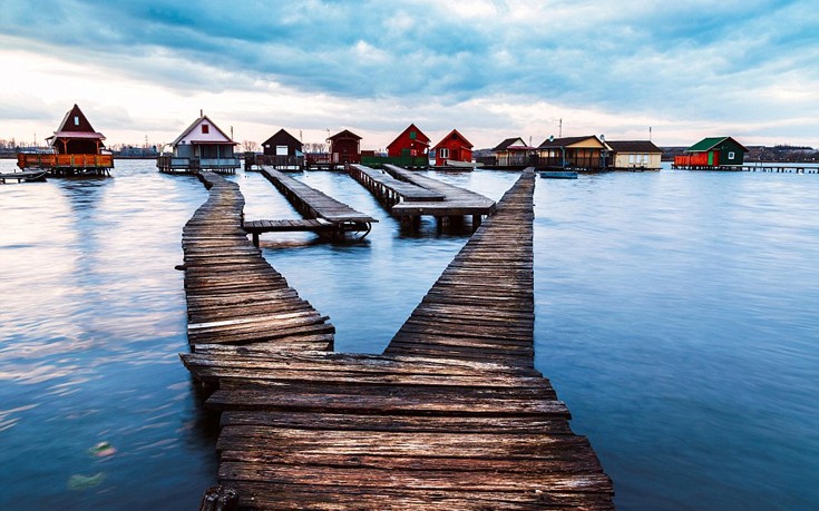 Το πλωτό χωριό της Ουγγαρίας που θυμίζει… Μαλδίβες