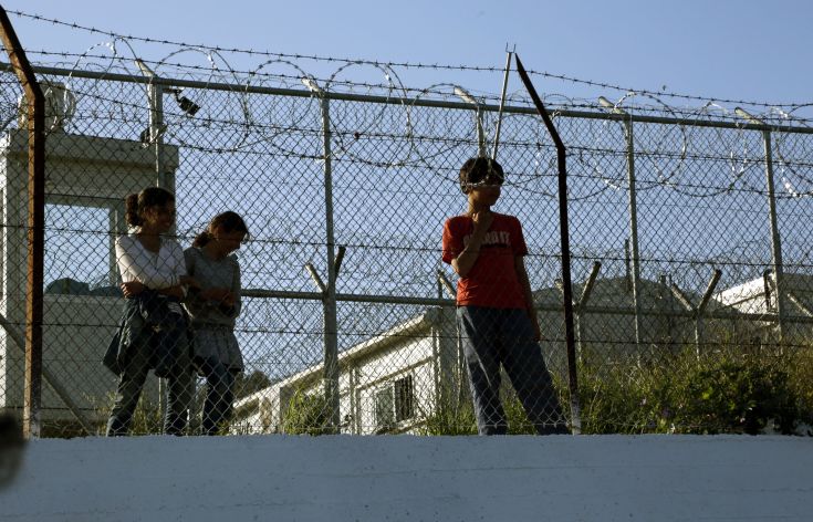 Guardian: Πρόσφυγες στην Ελλάδα αντιμέτωποι με φίδια, λύματα και έναν δύσκολο χειμώνα
