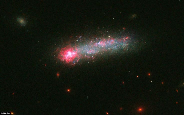 Αστρικά «πυροτεχνήματα» σε έναν σπάνιο γαλαξία-γυρίνο