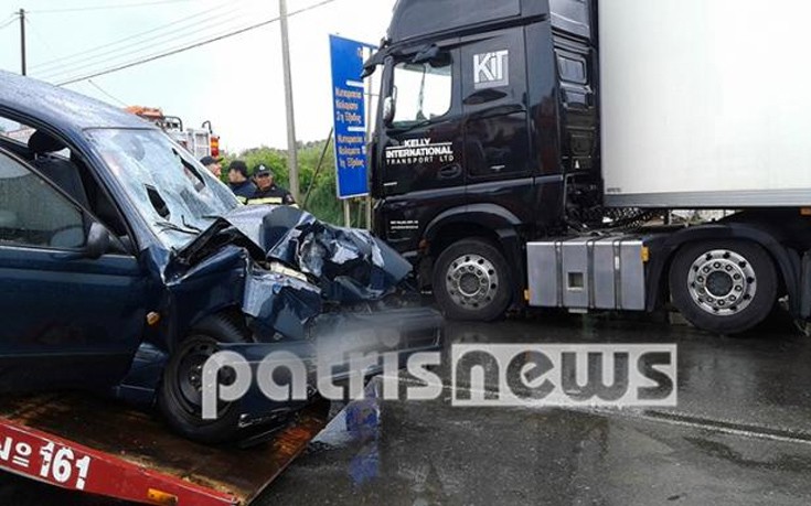 Όχημα καρφώθηκε σε νταλίκα που προσπαθούσε να κάνει αναστροφή