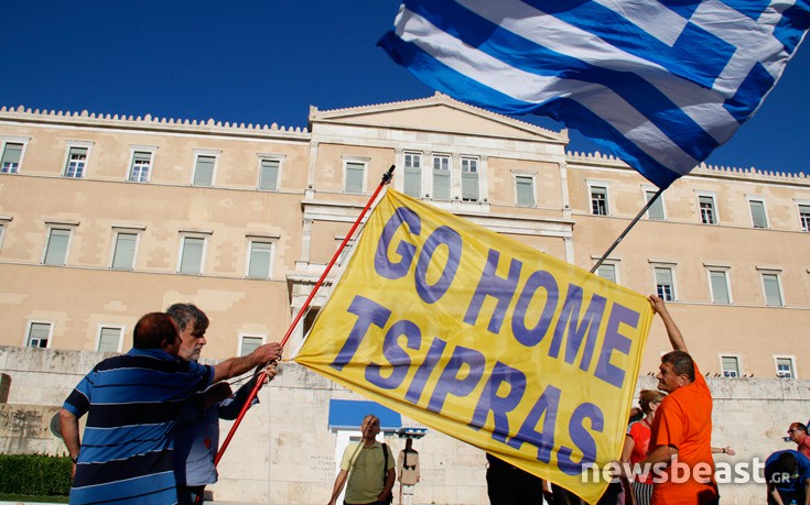 Σε εξέλιξη η συγκέντρωση των «Παραιτηθείτε» στο Σύνταγμα