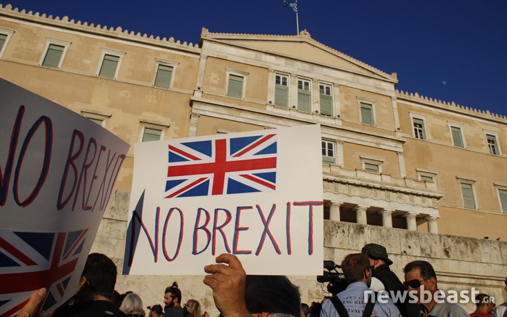 Διαδηλωτές των «Παραιτηθείτε» παίρνουν θέση για το Brexit