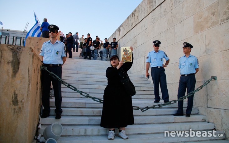 Στο Σύνταγμα και η Ελένη Λουκά