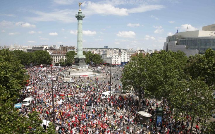 Χιλιάδες διαδηλωτές κατέκλυσαν τους δρόμους του Παρισιού