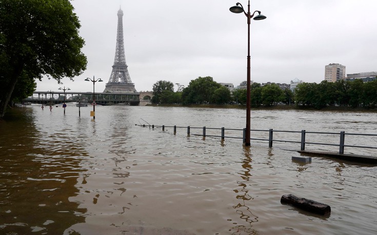 «Πνίγεται» το Παρίσι