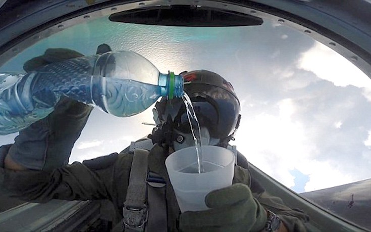 Πιλότος πίνει νερό «αψηφώντας τους νόμους της βαρύτητας»