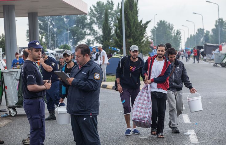 Μετανάστες εντοπίστηκαν σε αποθήκες και σπηλιές στην Κρήτη