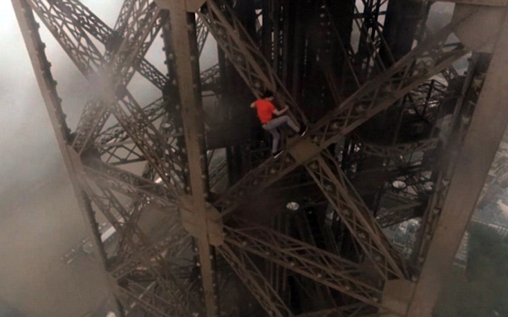 Σκαρφάλωσαν στον Πύργο του Άιφελ χωρίς κανένα μέτρο ασφαλείας