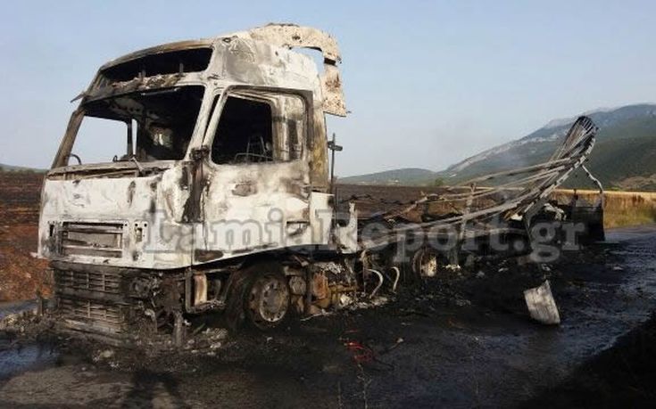 Νταλίκα τυλίχτηκε στις φλόγες στην παλαιά εθνική Λαμίας – Λιβαδειάς