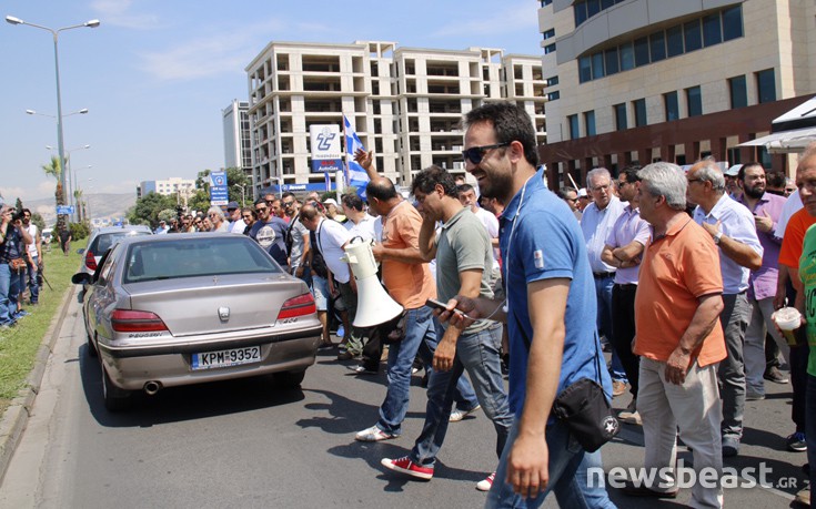 Έκλεισαν τη Λεωφόρο Αθηνών οι εργαζόμενοι στα λιμάνια