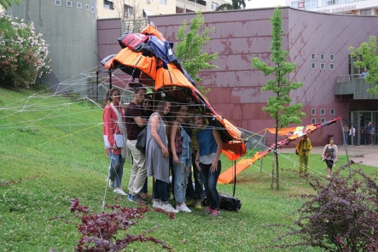 Φοιτητές δημιούργησαν στέγαστρα από σωσίβια προσφύγων