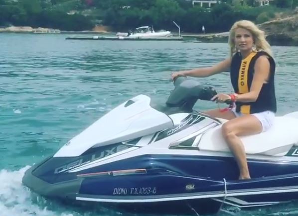 Με jet ski ξεκίνησε τη μέρα της η Φαίη Σκορδά