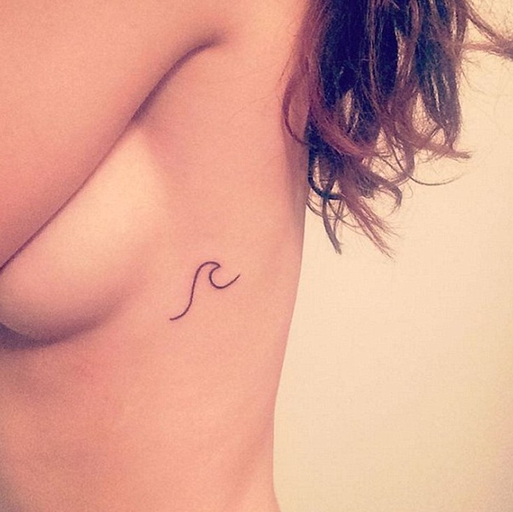 Η νέα τάση θέλει τατουάζ δίπλα στο στήθος