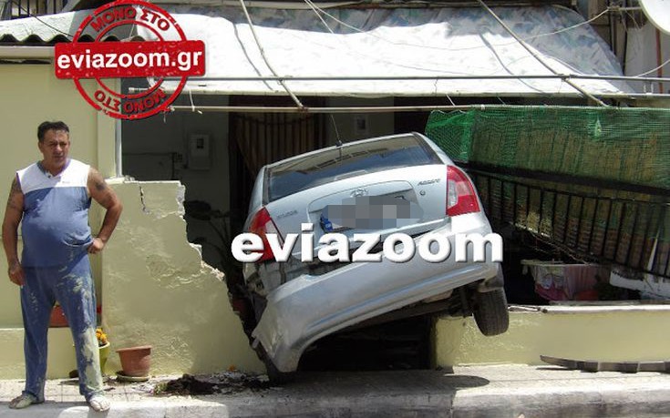 Αυτοκίνητο «μπούκαρε» σε σπίτι στη Χαλκίδα μετά από τροχαίο
