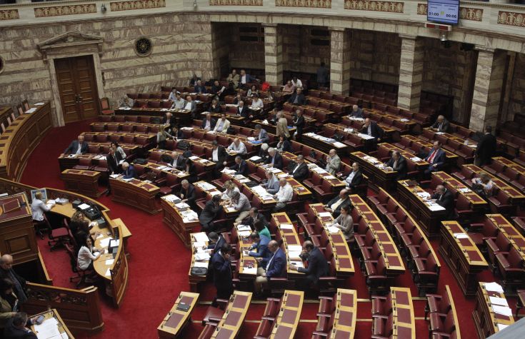 Ενστάσεις της αντιπολίτευσης στη Βουλή για τις επίμαχες τροπολογίες