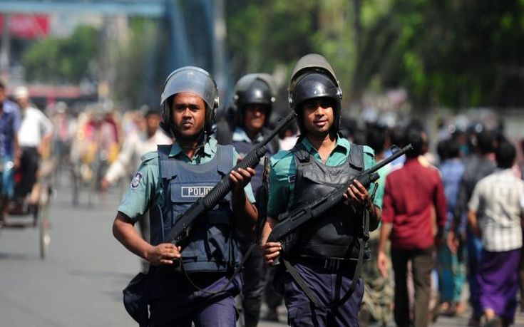 Η αστυνομία περικύκλωσε εμπορικό κτίριο στο Μπαγκλαντές