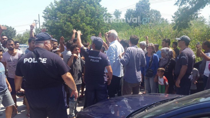 Ένταση κατά την επίσκεψη της Αντωνοπούλου στο κέντρο φιλοξενίας προσφύγων στη Σίνδο