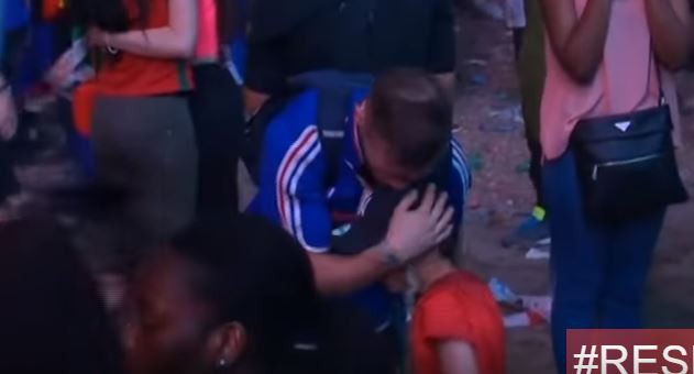 Πορτογάλος πιτσιρικάς παρηγορεί Γάλλο που κλαίει μετά τον τελικό του Euro