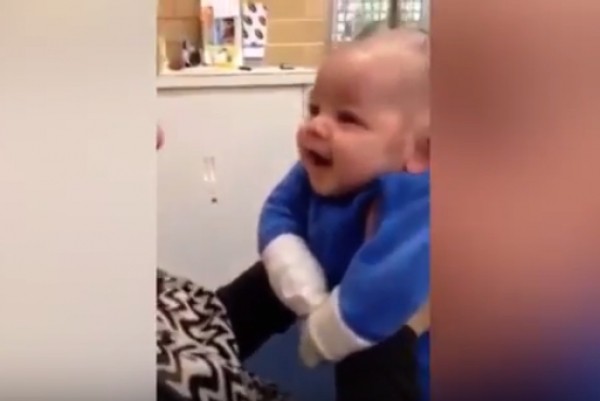 Μωρό με πρόβλημα ακοής που ακούει για πρώτη φορά τη μαμά του και συγκινεί