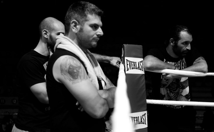 Δάσκαλος Muay Thai απέσυρε αθλήτριά του από τον αγώνα γιατί πήγαν Κασιδιάρης και Λαγός