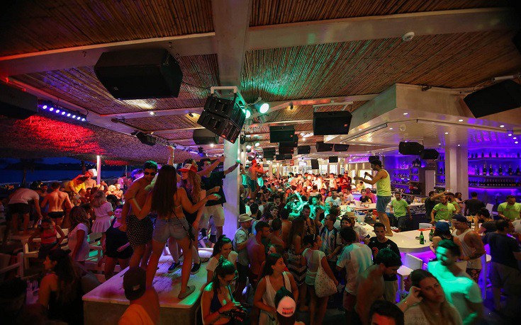 Non stop party στο Tropicana Beach Bar Restaurant στη Μύκονο