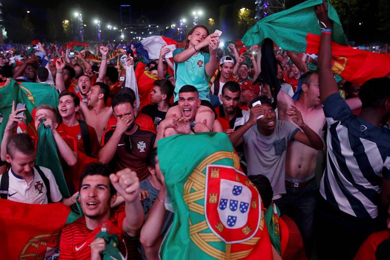 2016-07-10T222604Z_389789780_LR1EC7A1QB5EK_RTRMADP_3_SOCCER-EURO-FANS 2016-07-10T222604Z_389789780_LR1EC7A1QB5EK_RTRMADP_3_SOCCER-EURO-FANS