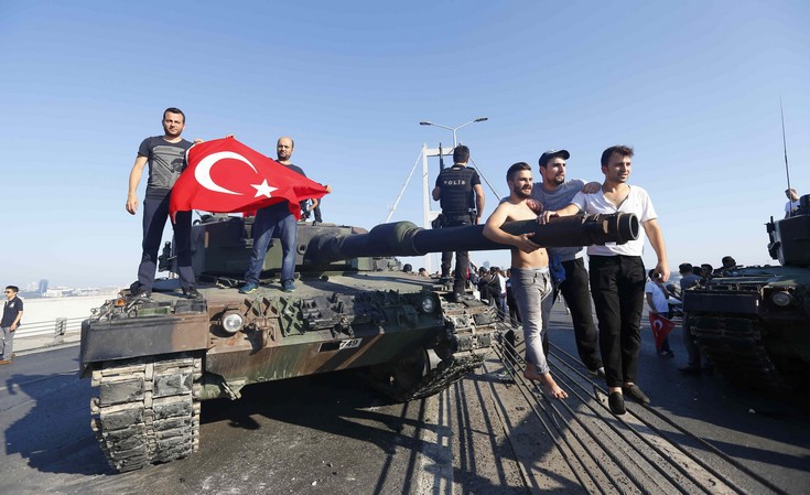 «Εκκαθαρίσεις» σε στρατό και Δικαιοσύνη μετά την απόπειρα πραξικοπήματος στην Τουρκία