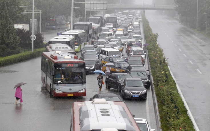 Νεκροί και δεκάδες αγνοούμενοι από τις βροχές στην Κίνα